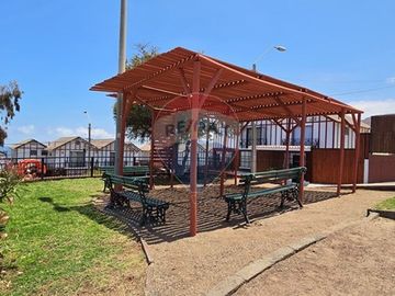 CASA EN PARQUE INGLES 4D 3B  PATIO AMPLIO