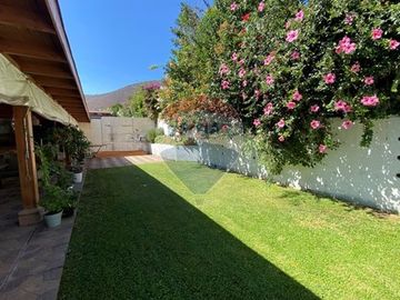 Casa familiar con 4D + 3B + 3er piso habilitado