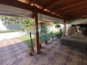 Casa familiar con 4D + 3B + 3er piso habilitado