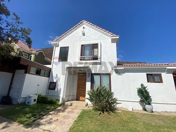 Casa familiar con 4D + 3B + 3er piso habilitado