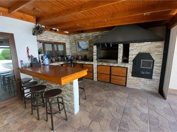 Casa familiar con 4D + 3B + 3er piso habilitado