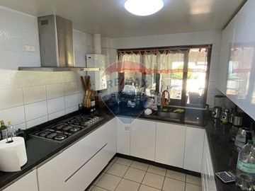 Casa familiar con 4D + 3B + 3er piso habilitado
