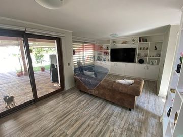 Casa familiar con 4D + 3B + 3er piso habilitado