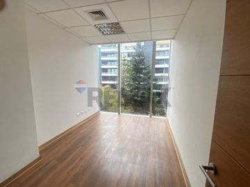 ¡Oficina Moderna en Vitacura, excelente ubicación!