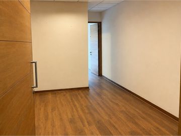 ¡Oficina Moderna en Vitacura, excelente ubicación!
