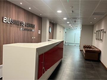 ¡Oficina Moderna en Vitacura, excelente ubicación!
