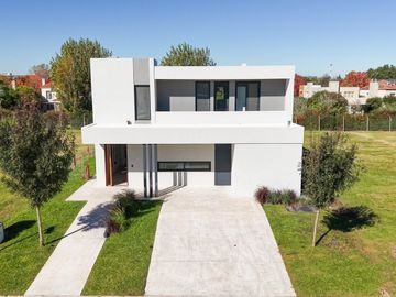 VENTA CASA - A ESTRENAR - LOS CARDOS