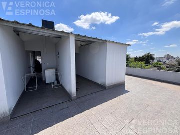 Departamento de dos ambientes con cochera y baulera en alquiler, Morón.