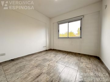 Departamento de dos ambientes con cochera y baulera en alquiler, Morón.