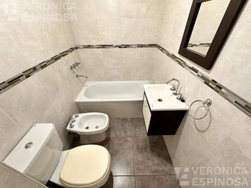 Departamento de dos ambientes con cochera y baulera en alquiler, Morón.