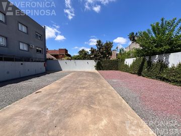 Departamento de dos ambientes con cochera y baulera en alquiler, Morón.