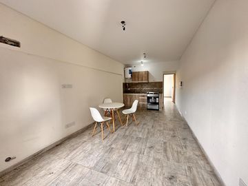 Departamento de dos ambientes con cochera y baulera en alquiler, Morón.