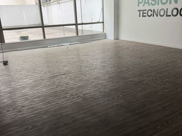Oficina amplia con excelentes vistas !!!!