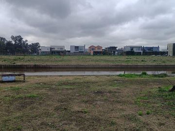 Terreno en Canal Barrio Nautico