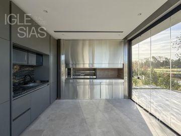 Casa en venta y alquiler al río El Yacht, Nordelta