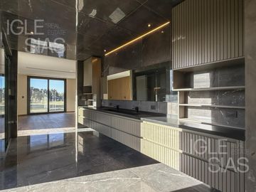 Casa en venta y alquiler al río El Yacht, Nordelta