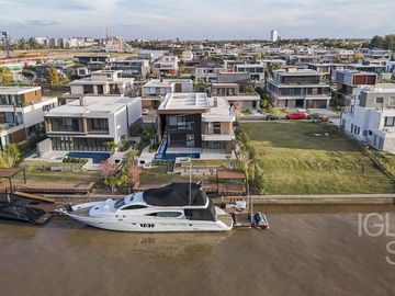 Casa en venta y alquiler al río El Yacht, Nordelta