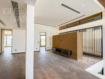 Casa en venta y alquiler al río El Yacht, Nordelta