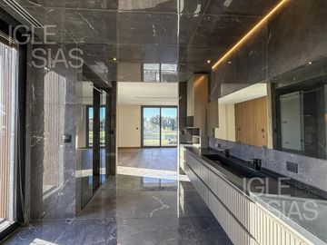 Casa en venta y alquiler al río El Yacht, Nordelta
