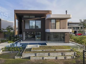 Casa en venta y alquiler al río El Yacht, Nordelta