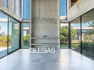 Casa en venta y alquiler al río El Yacht, Nordelta