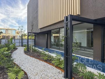 Casa en venta y alquiler al río El Yacht, Nordelta