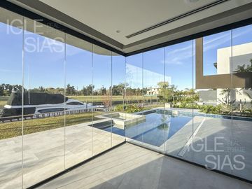Casa en venta y alquiler al río El Yacht, Nordelta