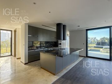 Casa en venta y alquiler al río El Yacht, Nordelta