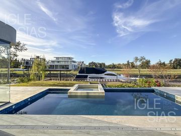 Casa en venta y alquiler al río El Yacht, Nordelta