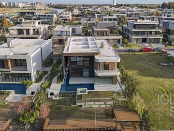 Casa en venta y alquiler al río El Yacht, Nordelta
