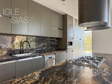 Casa en venta y alquiler al río El Yacht, Nordelta