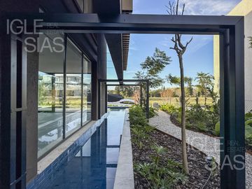 Casa en venta y alquiler al río El Yacht, Nordelta