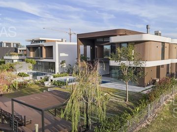 Casa en venta y alquiler al río El Yacht, Nordelta