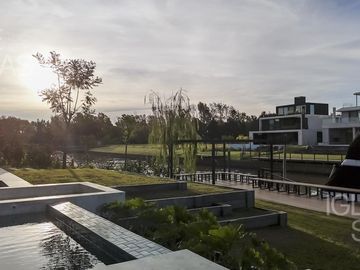 Casa en venta y alquiler al río El Yacht, Nordelta