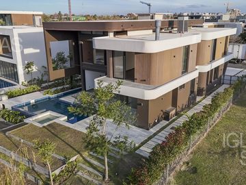 Casa en venta y alquiler al río El Yacht, Nordelta