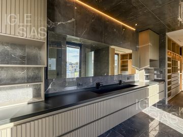 Casa en venta y alquiler al río El Yacht, Nordelta
