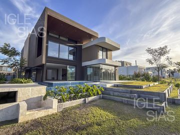 Casa en venta y alquiler al río El Yacht, Nordelta
