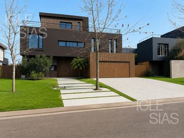 Casa en venta al río en El Yacht, Nordelta