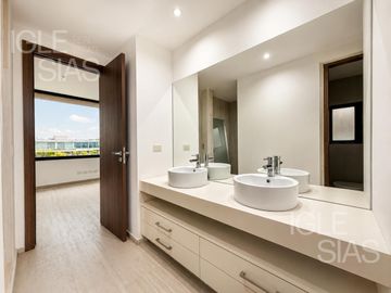 Casa en venta al río en El Yacht, Nordelta