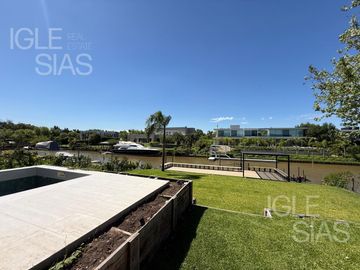 Casa en venta al río en El Yacht, Nordelta