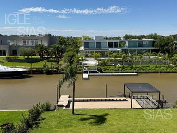 Casa en venta al río en El Yacht, Nordelta