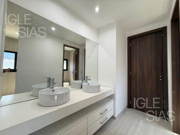 Casa en venta al río en El Yacht, Nordelta