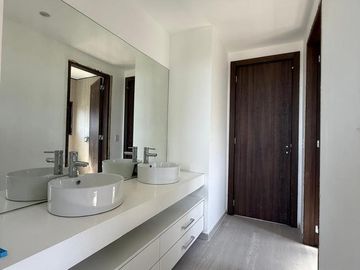 Casa en venta al río en El Yacht, Nordelta