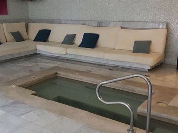 * DEPARTAMENTO FRENTE A LA MEXICANA, CON BALCÓN.