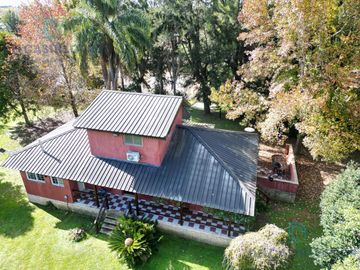 Casa con casa de huéspedes sobre el Arroyo Antequera, Delta de Tigre