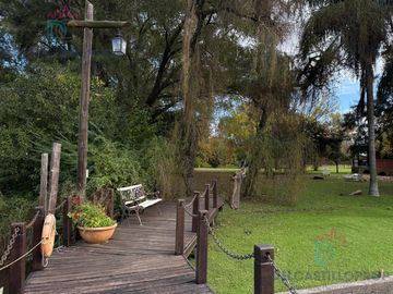 Casa con casa de huéspedes sobre el Arroyo Antequera, Delta de Tigre