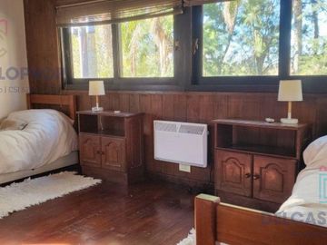 Casa con casa de huéspedes sobre el Arroyo Antequera, Delta de Tigre