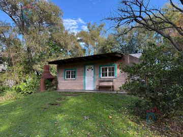 Casa con casa de huéspedes sobre el Arroyo Antequera, Delta de Tigre