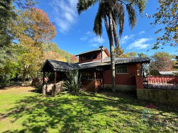Casa con casa de huéspedes sobre el Arroyo Antequera, Delta de Tigre