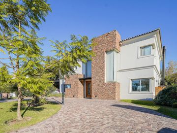 VENTA CASA 5 AMBIENTES EN SAN BENITO VILLANUEVA CON SALIDA AL RIO